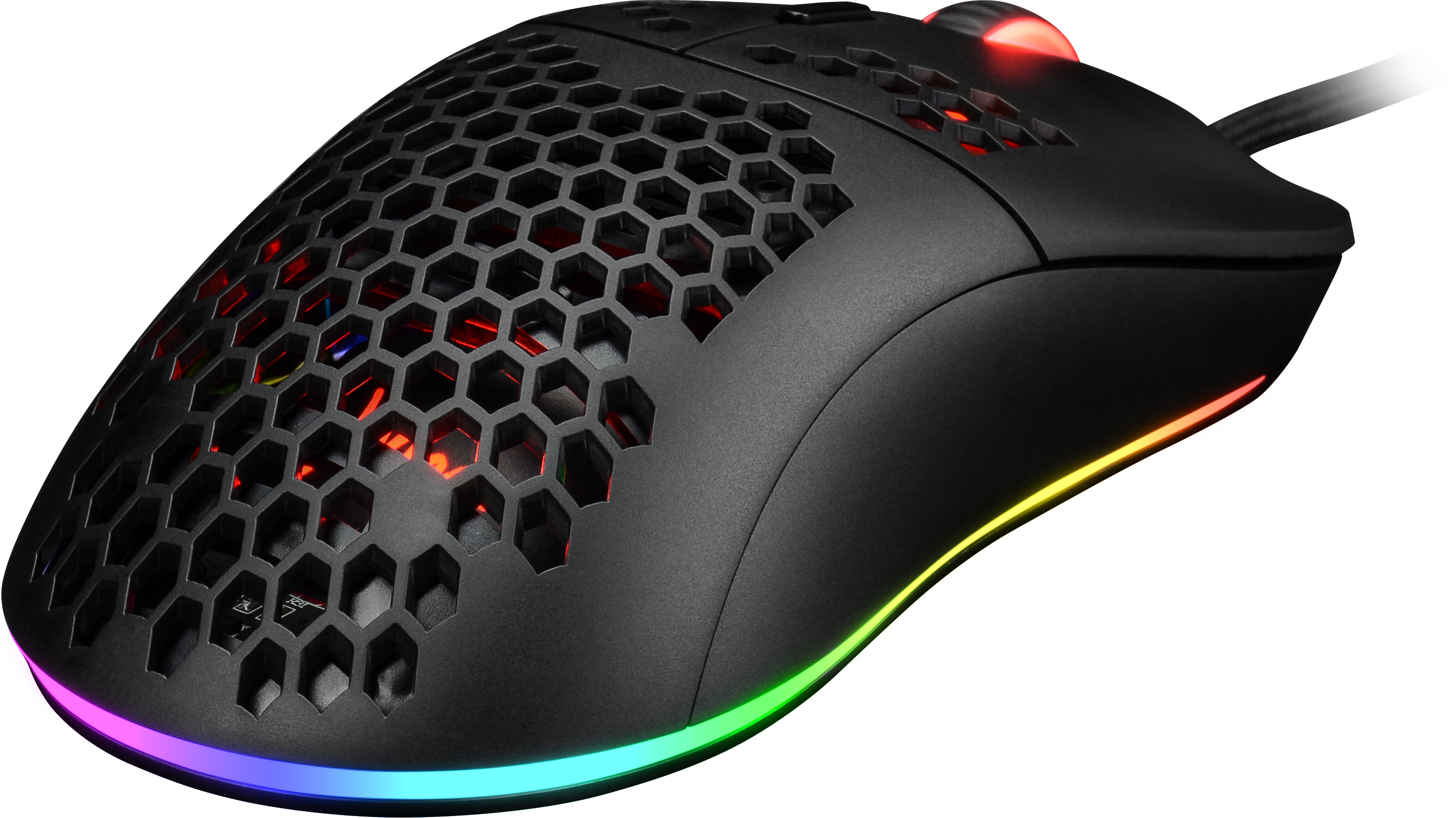 Fekete gamer egér méhsejt-kialakítással és RGB világítással. Az egér balra dől.