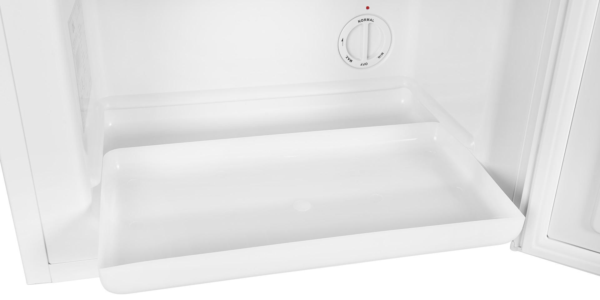 Weißer Kühlschrankinnenraum mit transparenten Kunststoffregalen und einem Drehregler.