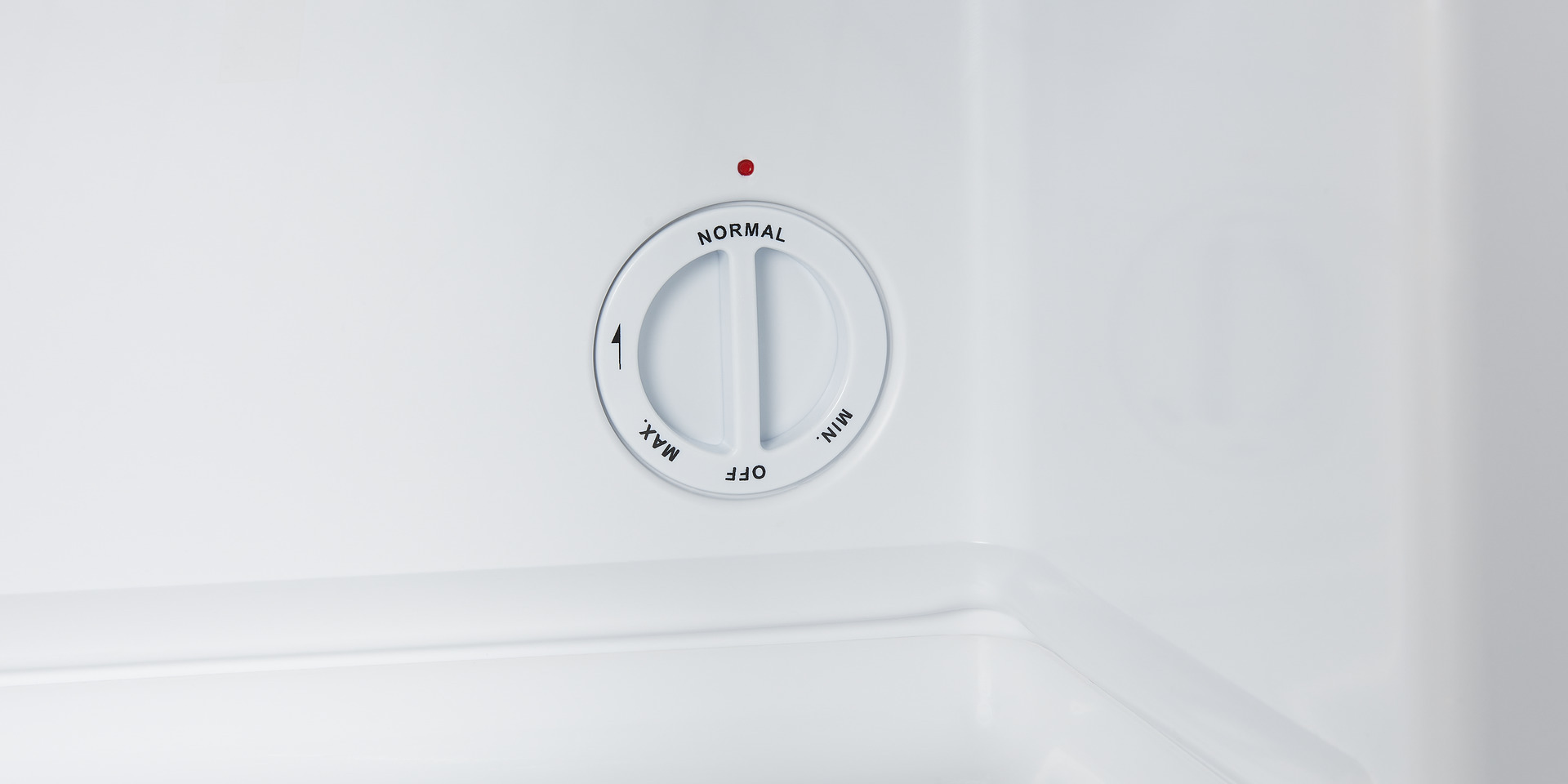 Kühlschrank-Temperaturregler. Weißes Zifferblatt mit Einstellungen Normal, Max, Min und Aus.