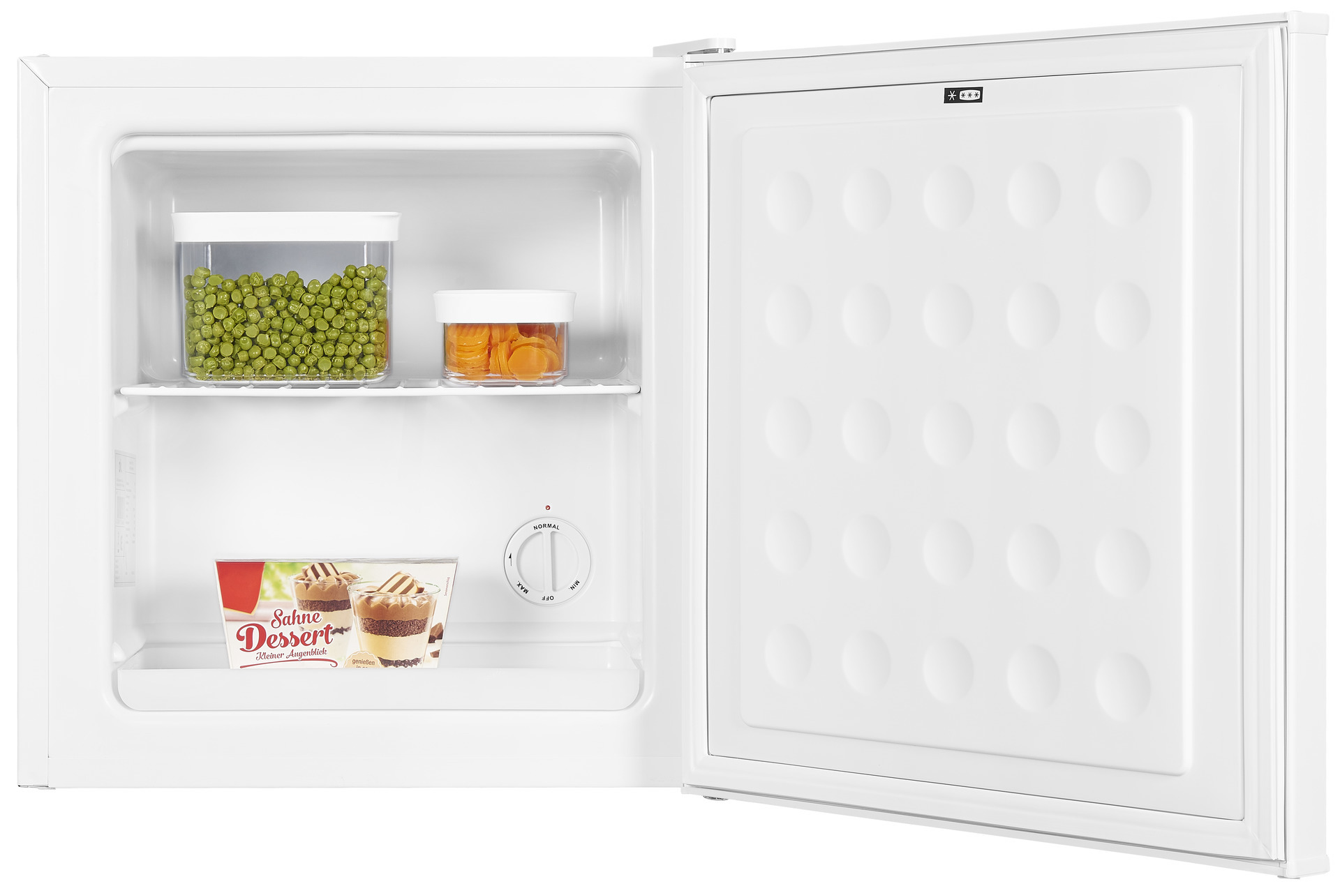 Inneres eines weißen Mini-Kühlschranks. Regale mit Erbsen, Karotten und einem Dessert. Weißer Hintergrund.