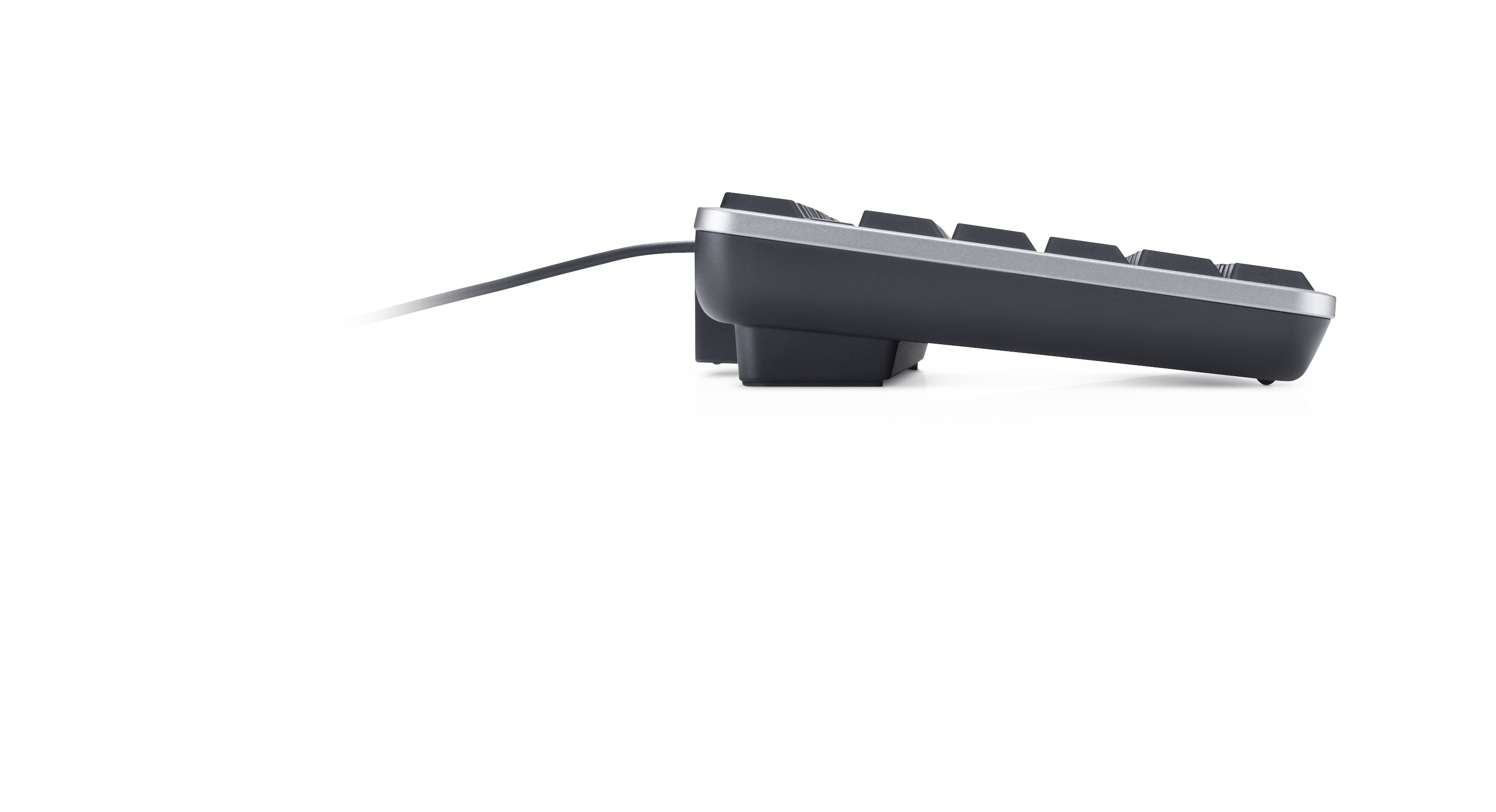 Seitenansicht einer schwarzen Tastatur mit silberner Zierleiste. Ein schwarzes Kabel erstreckt sich nach links vor weißem Hintergrund.