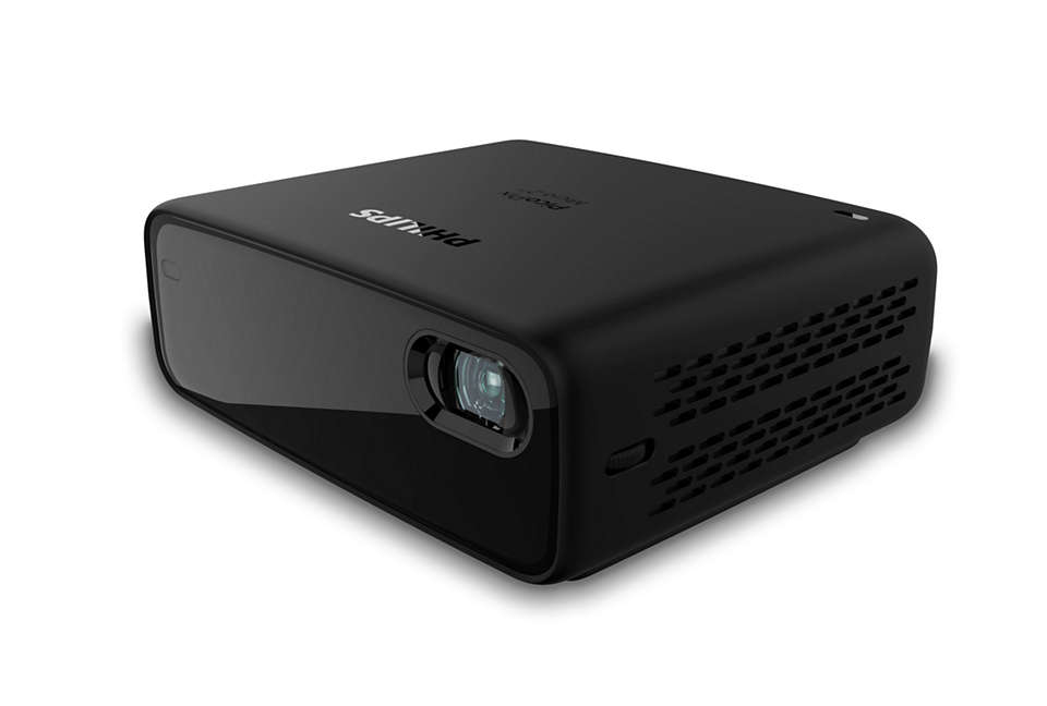 Zwarte Philips projector. Hij staat op een wit oppervlak. Hij heeft een lens.
