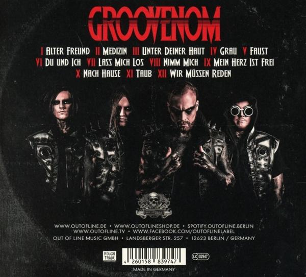 CD-Cover mit Bandmitgliedern auf dunklem Hintergrund. Bandname und Albumdetails.