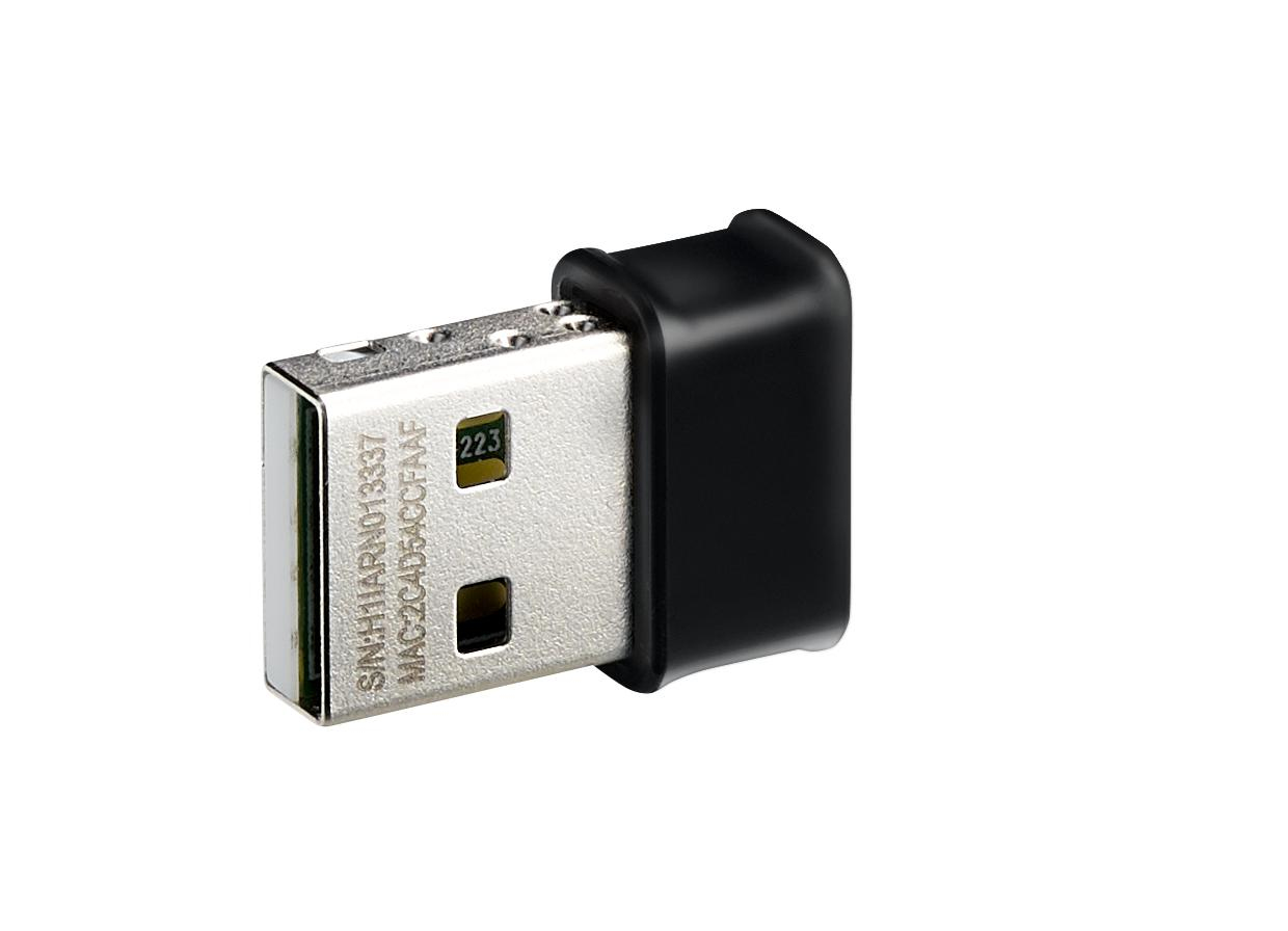 Gros plan d'un adaptateur USB. Il a un corps argenté avec du texte et un couvercle en plastique noir. Le fond est blanc.