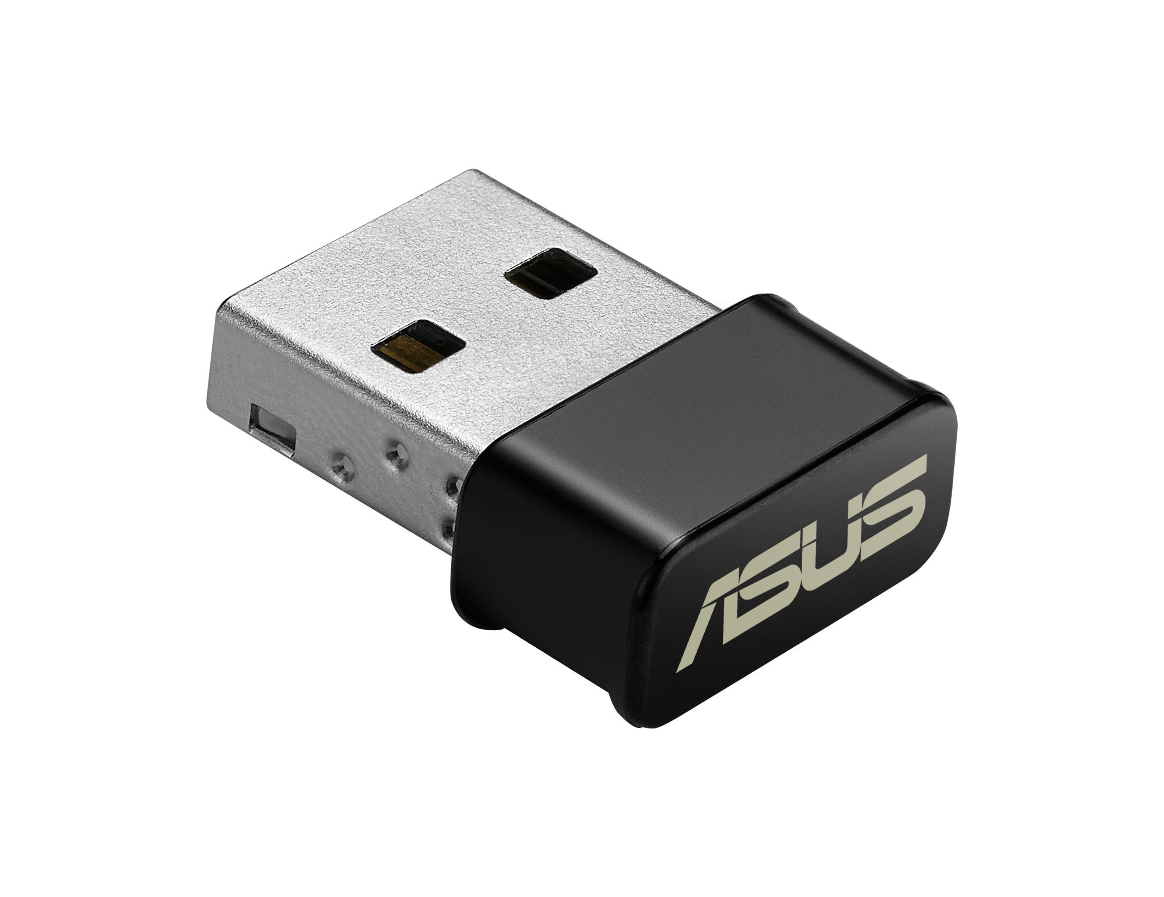 Un adaptador USB WiFi negro con el logo ASUS, conectado a un puerto USB metálico.