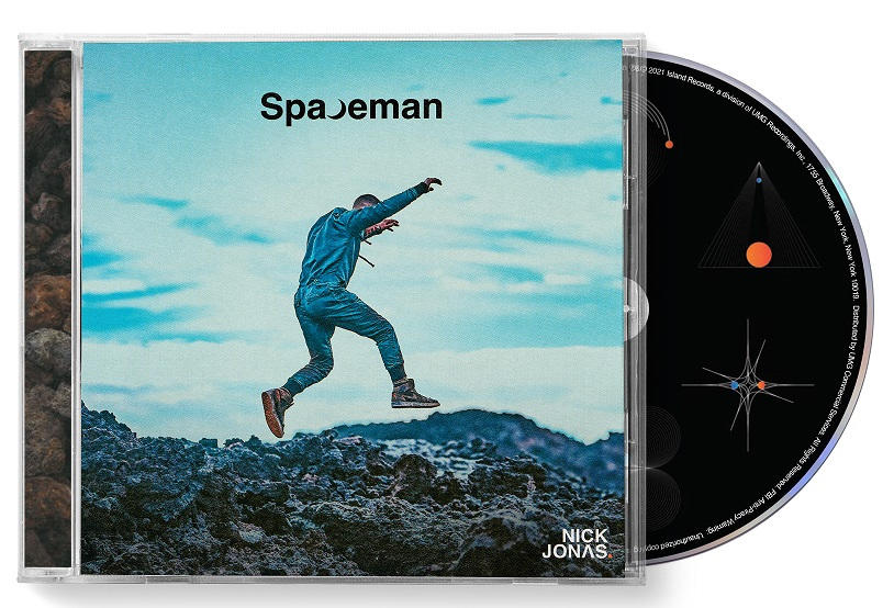 Albumcover von 'Spaceman' von Nick Jonas. Mann springt auf Felsen mit hellblauem Himmel.