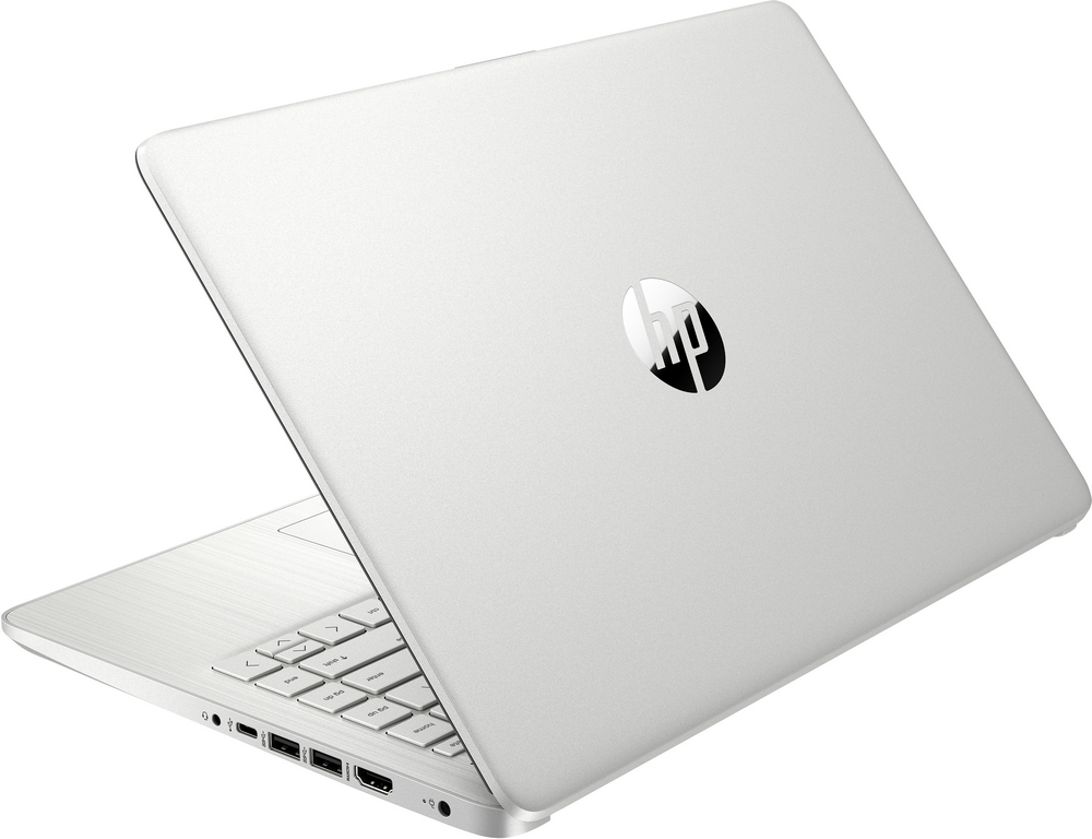 Portátil HP plateado abierto, vista en ángulo, fondo blanco, mostrando teclado y logo.
