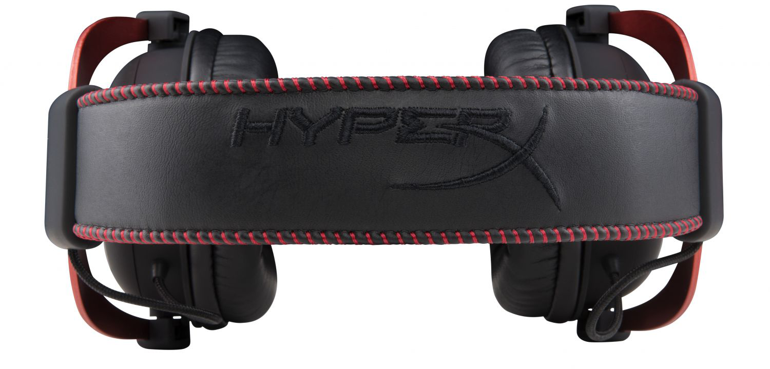 Fekete HyperX gamer headset. Fekete fejpánttal, piros varrással és HyperX logóval. A fülkagylók feketék, piros díszítéssel.