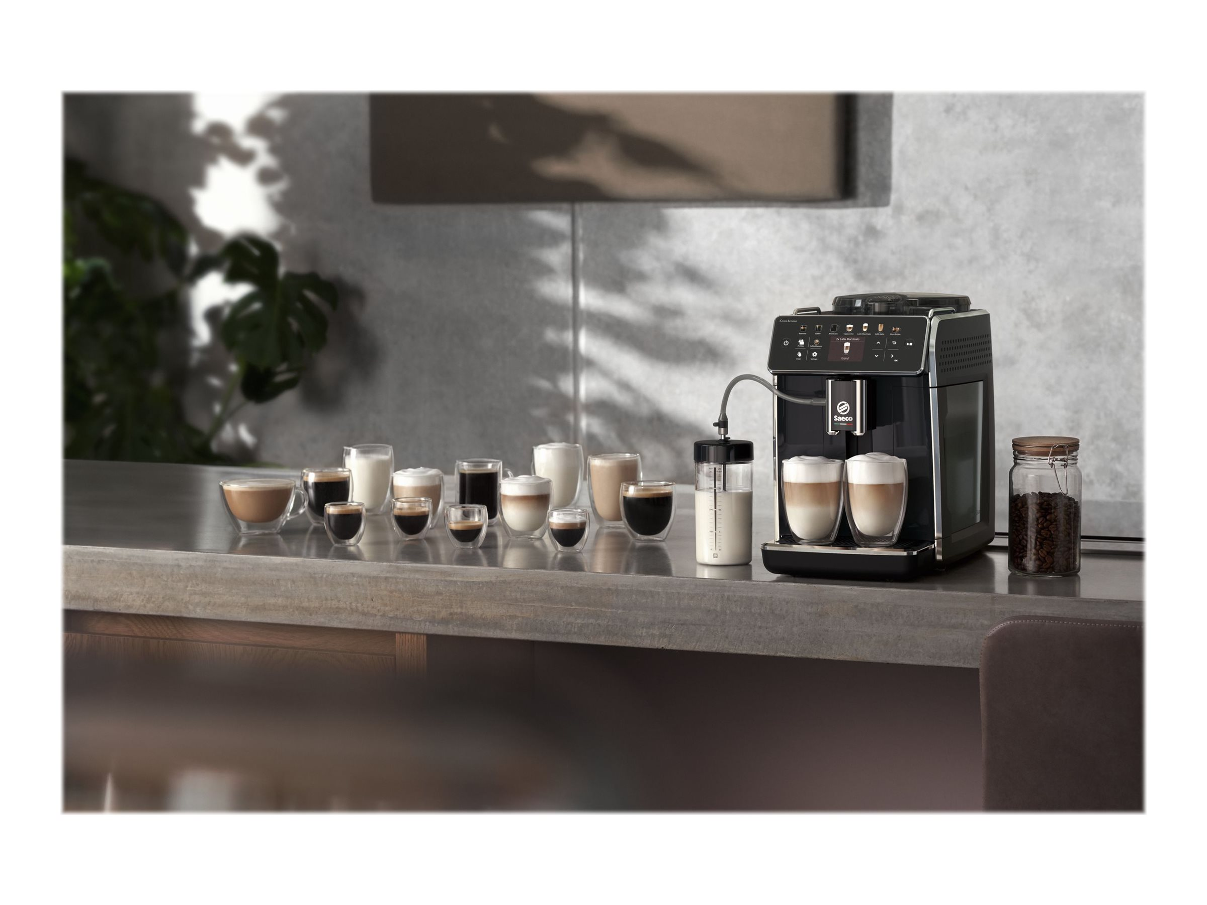Eine Kaffeemaschine mit verschiedenen Kaffeegläsern auf einer Arbeitsplatte und einem Glas Kaffeebohnen.