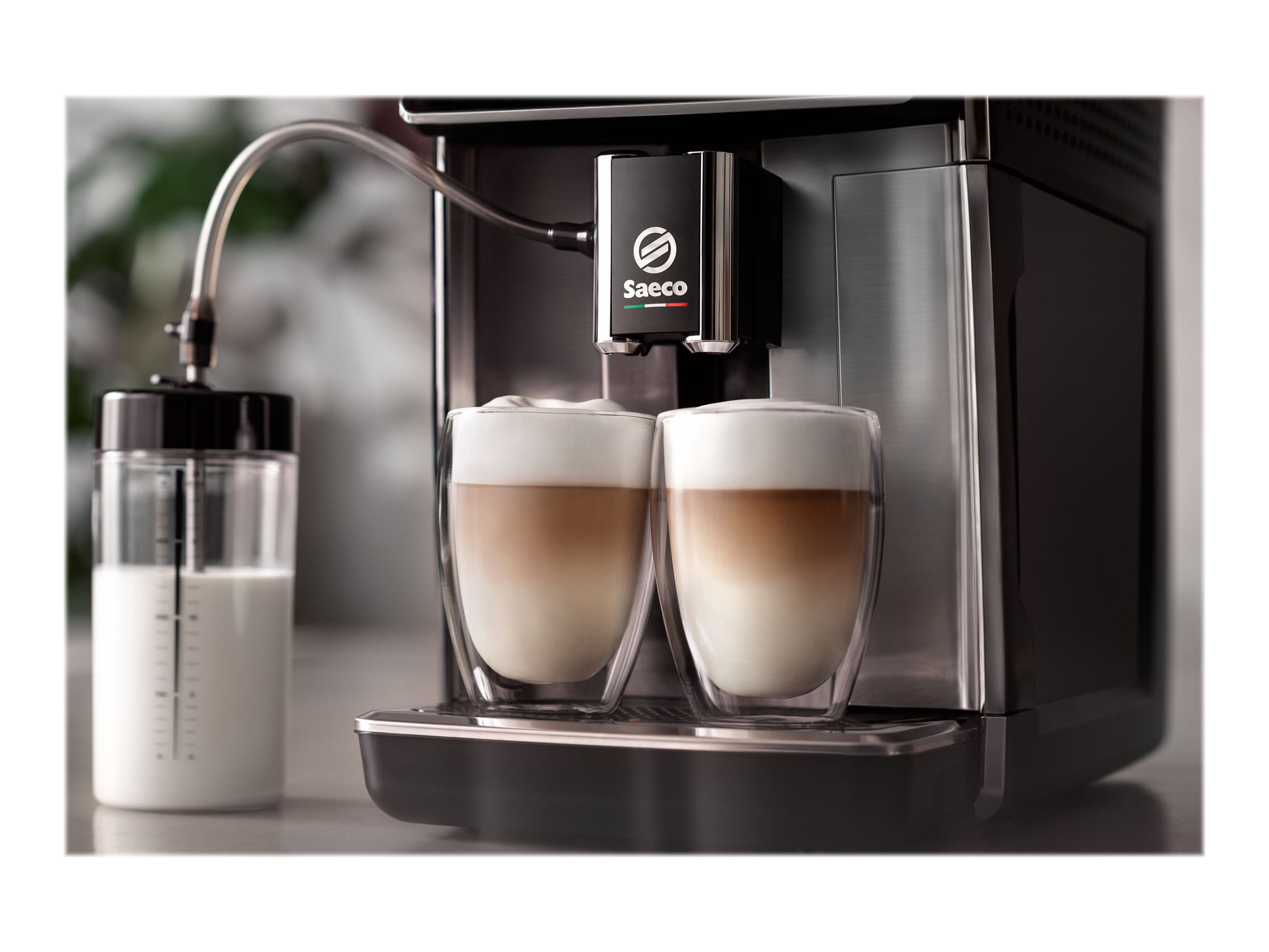 Kaffeemaschine, die zwei Lattes zubereitet.