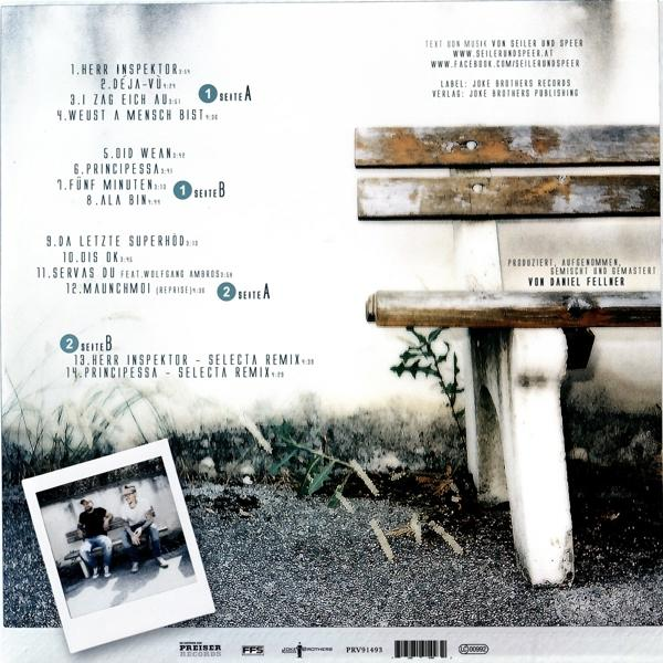 Rückseite einer CD-Hülle mit Text und einem Foto von zwei Personen auf einer Bank.