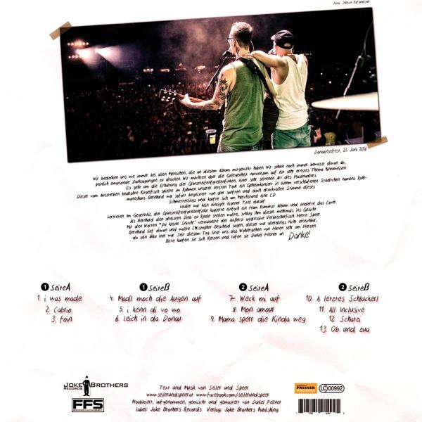 Rückseite einer CD mit Bandfoto. Text und Titelliste auf Deutsch. Konzertszene im Hintergrund.