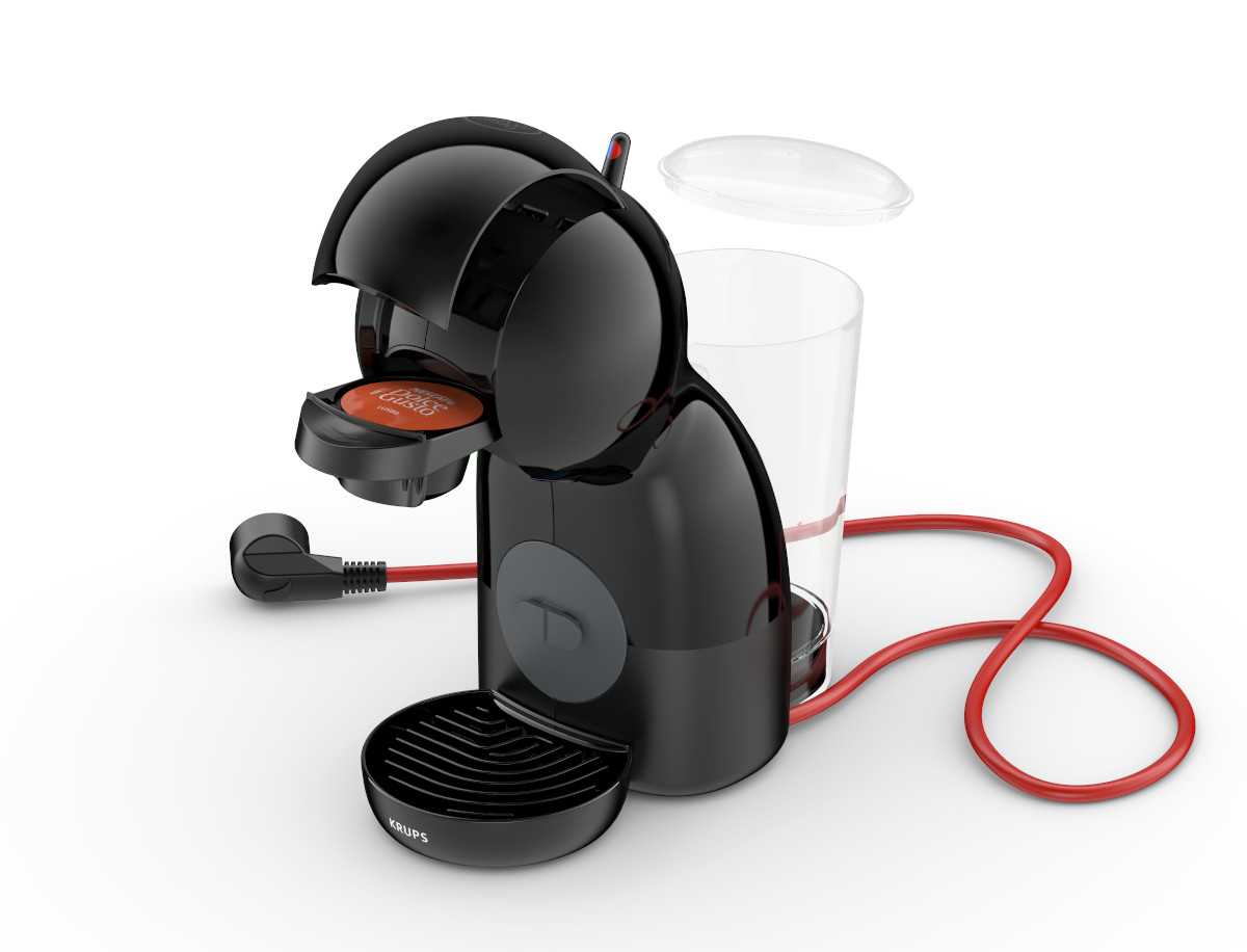 Une cafetière Krups noire avec un cordon d'alimentation rouge et une tasse transparente. Le couvercle est ouvert.