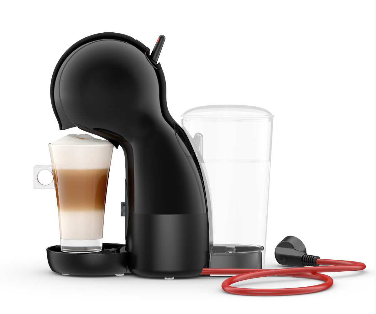 Machine à café noire avec un verre de latte.