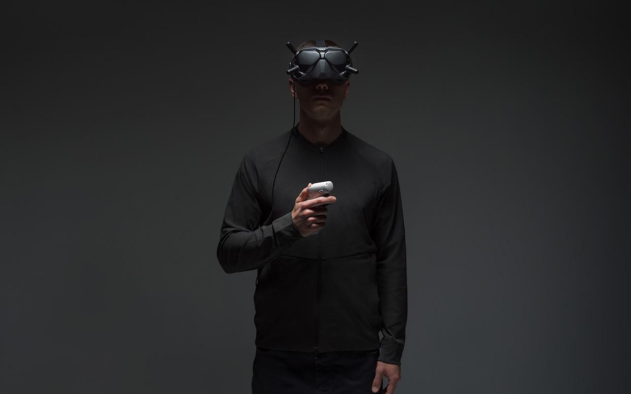 Mann mit VR-Headset, der einen Controller in einem Studio hält.