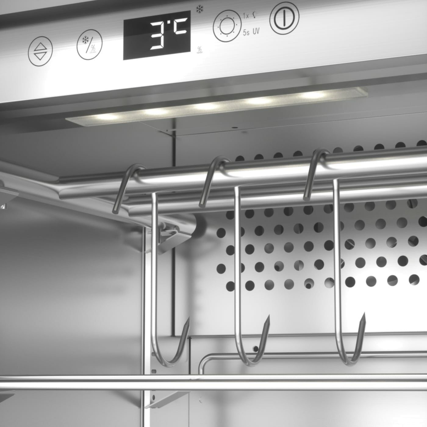 Nahaufnahme im Kühlschrank, zeigt Haken und eine digitale Anzeige.