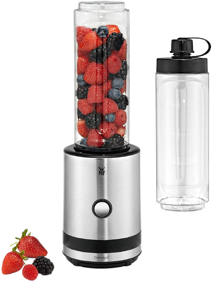 Mixer mit gemischten Beeren in einem transparenten Behälter und eine Flasche daneben.