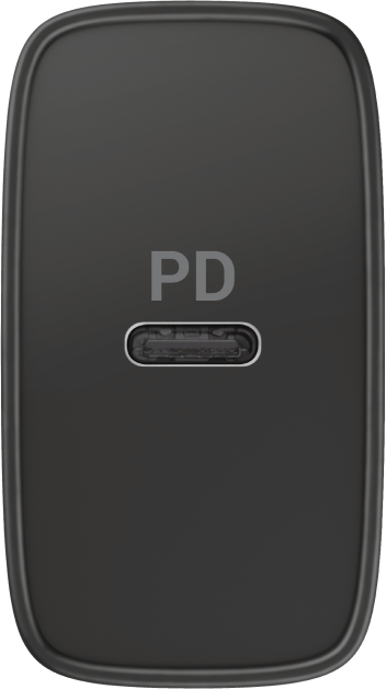 Fekete töltő USB-C porttal. A "PD" szöveg a port felett van nyomtatva. Fehér háttér.