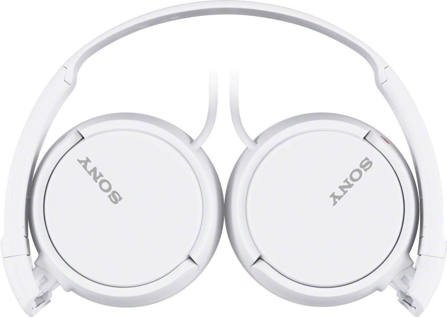 Fehér, összehajtott fejhallgató fehér háttéren. A SONY márka mindkét fülhallgatón látható.