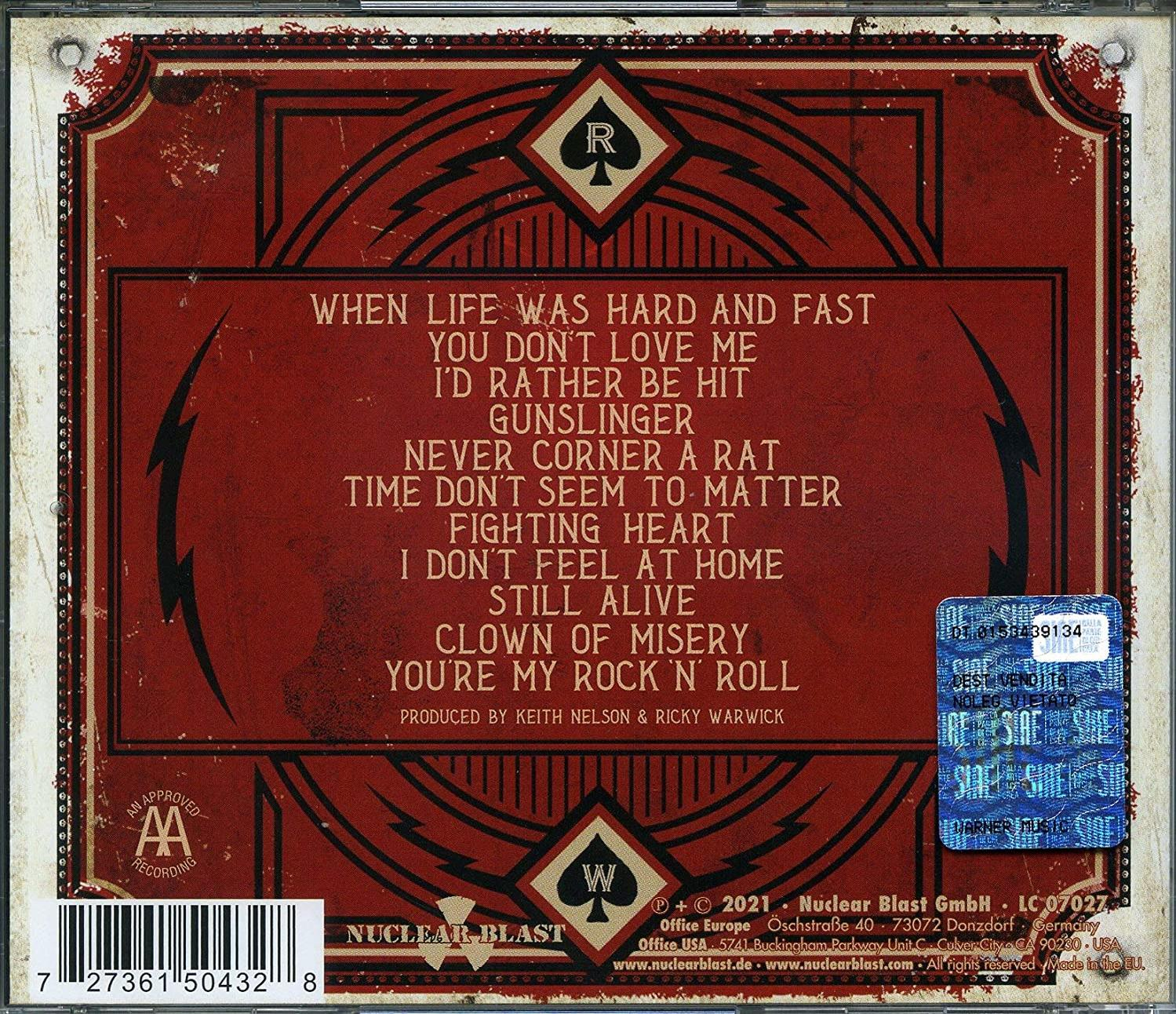 CD-Rückseite mit Songtiteln und rot-schwarzem Design, Barcode und Logos.