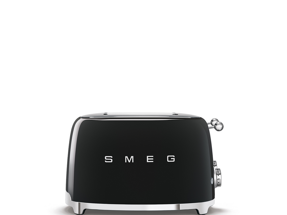 Tostadora Smeg negra con el logotipo de la marca sobre fondo blanco.
