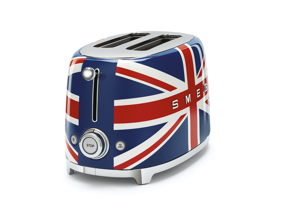 Tostadora Smeg Union Jack sobre blanco. Diseño azul, rojo y blanco.