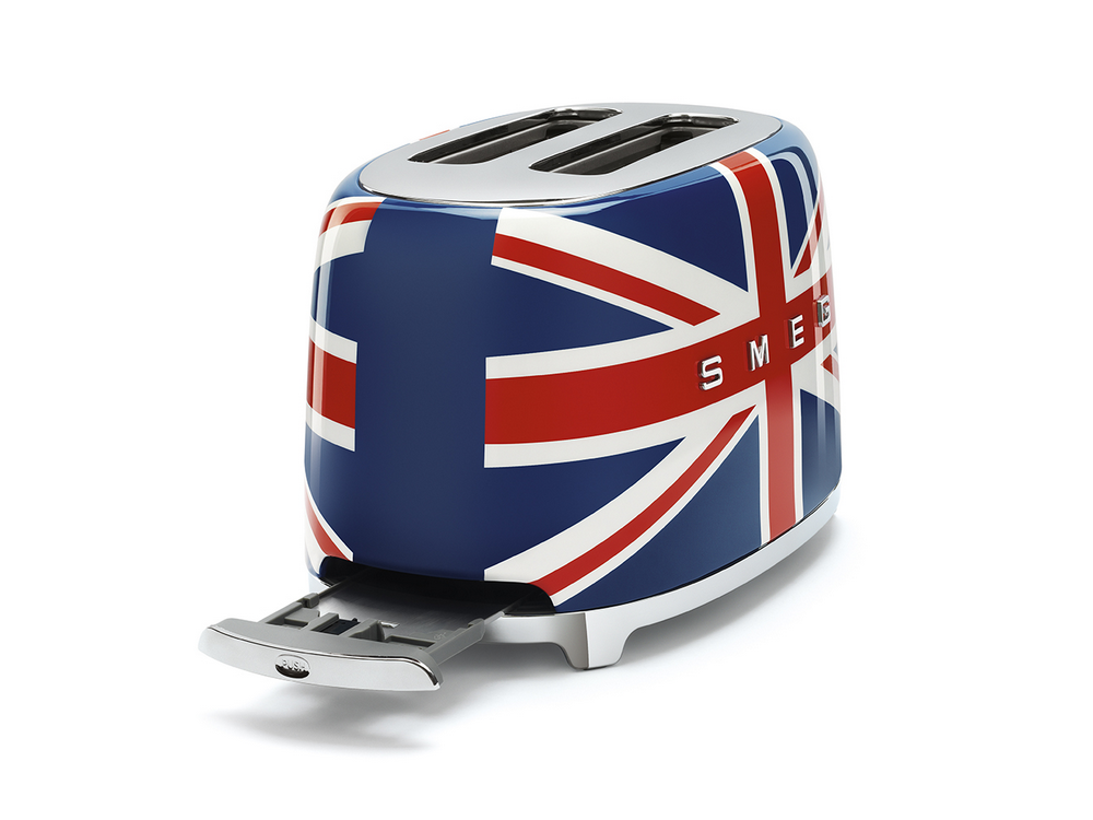 Una tostadora con diseño de la Union Jack. El frente tiene la bandera, y la bandeja de migas está abierta.