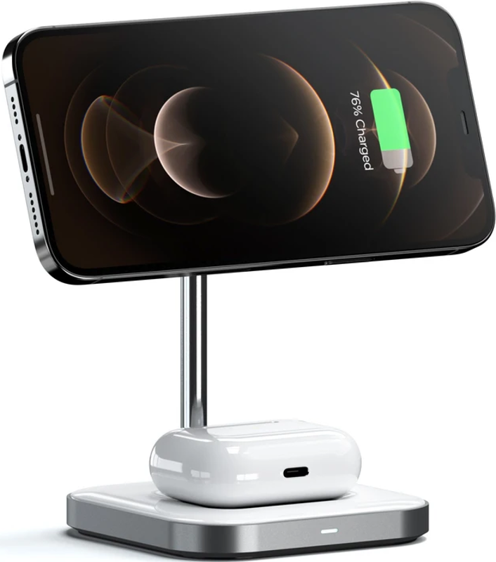 Un téléphone se charge sans fil sur un support. Une paire d'écouteurs blancs est placée sur la base.