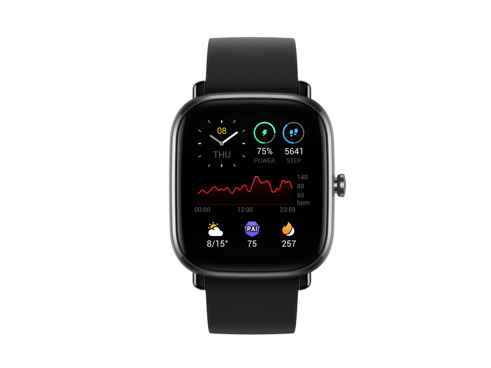 Reloj inteligente negro con pantalla cuadrada que muestra datos. Tiene una correa negra.
