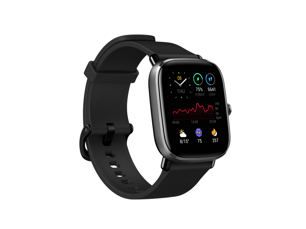 Un smartwatch negro con pantalla cuadrada. Muestra la hora, batería, pasos y frecuencia cardíaca.