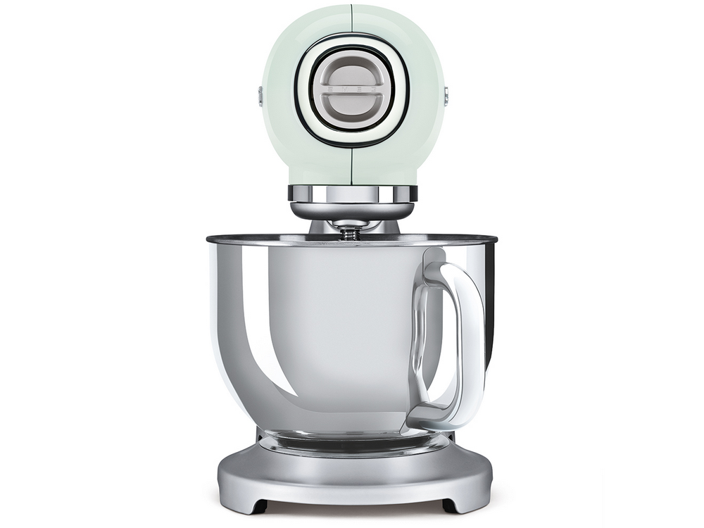 Batidora Smeg verde menta con cuenco de acero inoxidable, aislada sobre fondo blanco.