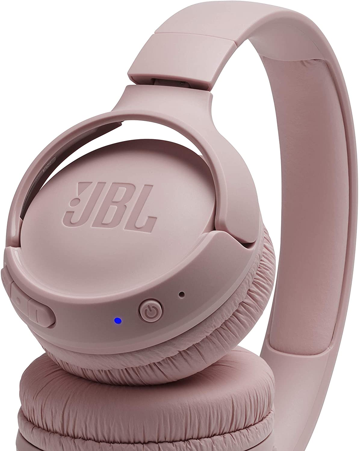 Mavi güç ışığına sahip pembe JBL kulaklıklar, kulaklıkların yakın çekimi.