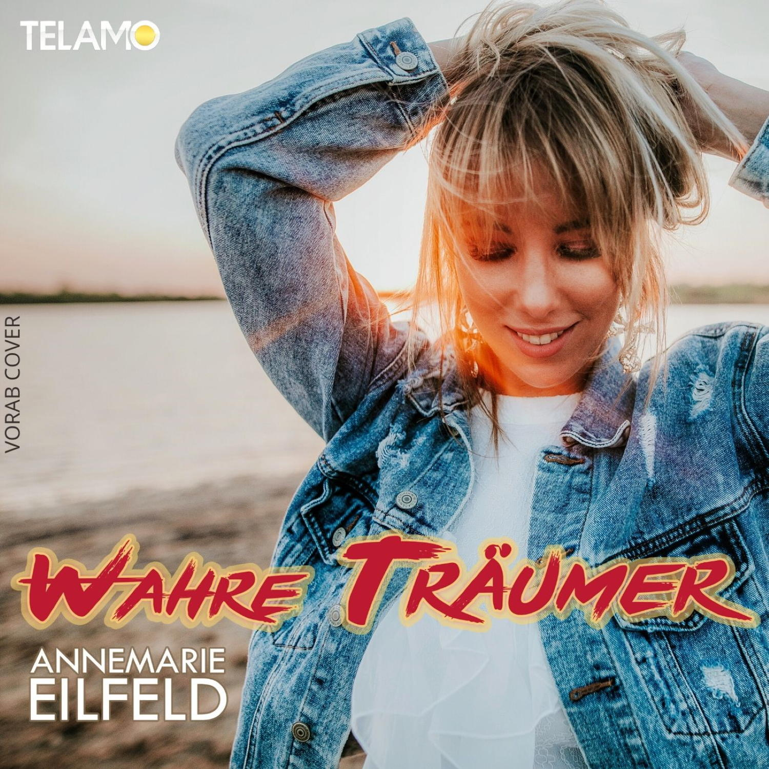 Eine Frau mit blonden Haaren und einer Jeansjacke lächelt. Der Text lautet 'WAHRE TRÄUMER' und 'ANNEMARIE EILFELD'.