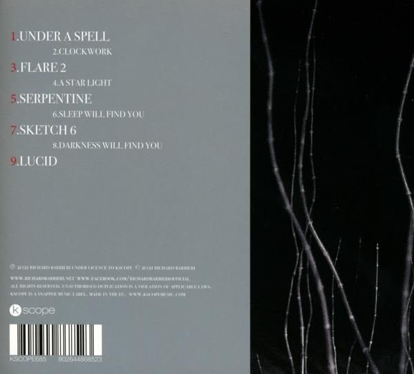Rückseite einer CD-Hülle mit Titelliste und Credits, vor dunklem Hintergrund.