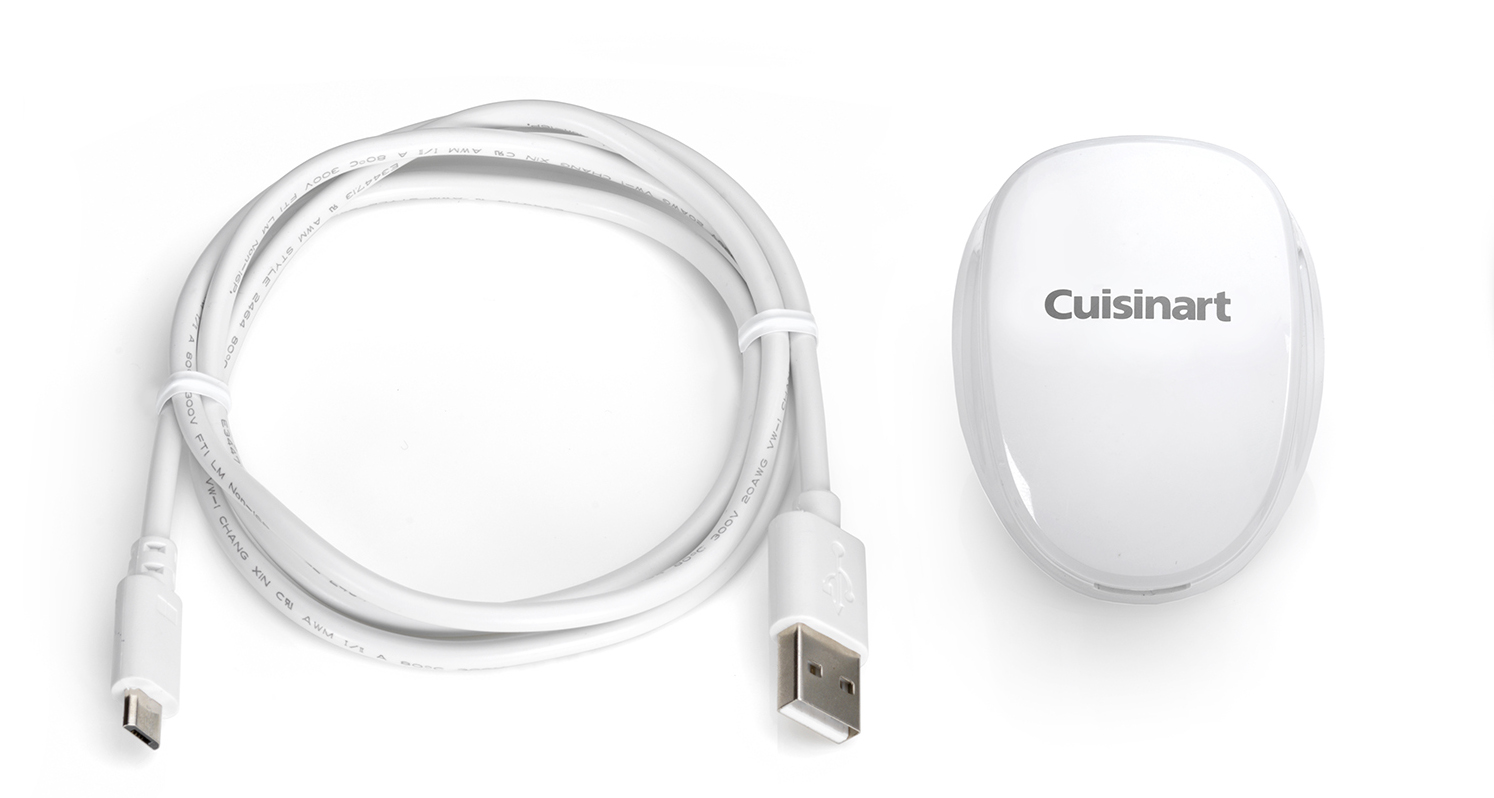 Wit Cuisinart-apparaat, USB-kabel en USB-C-kabel op witte achtergrond.