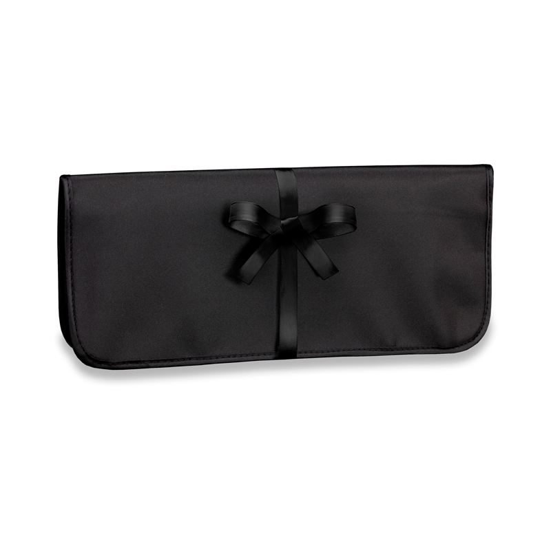Bolsa de maquillaje negra, rectangular y cerrada con lazo.