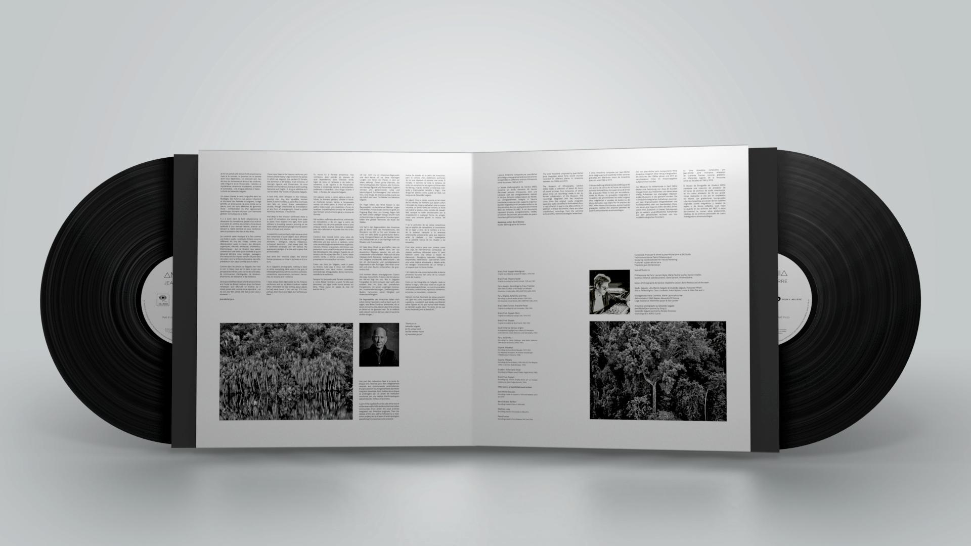 Offenes Vinyl-Schallplattenalbum. Zwei schwarze Schallplatten mit Text und Fotos auf der Innenseite.