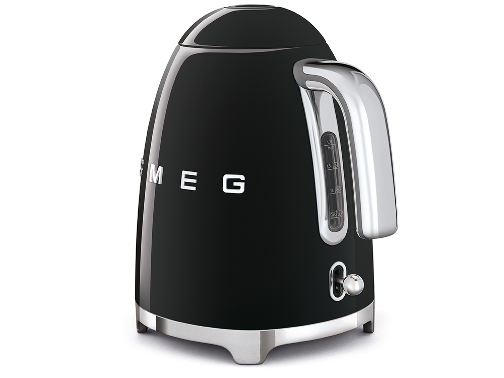 Hervidor Smeg negro con asa y base plateadas.