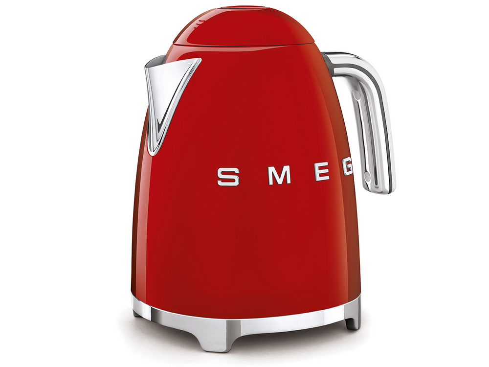 Hervidor Smeg rojo con asa y base cromadas, fondo blanco.
