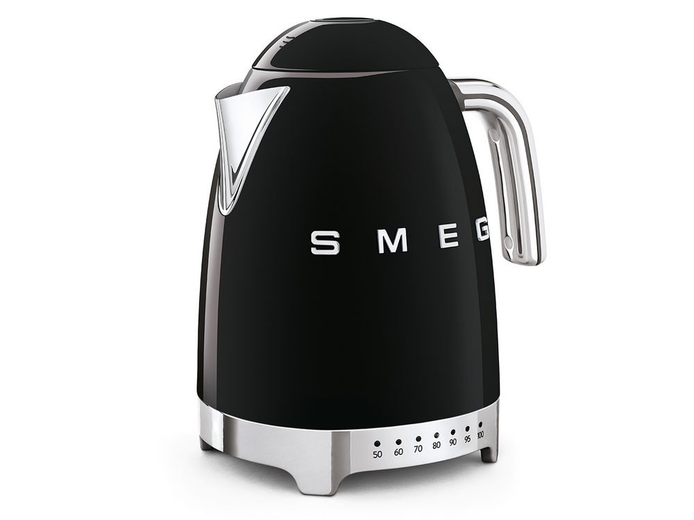 Hervidor Smeg negro con asa y base plateada. La temperatura se muestra en la base.