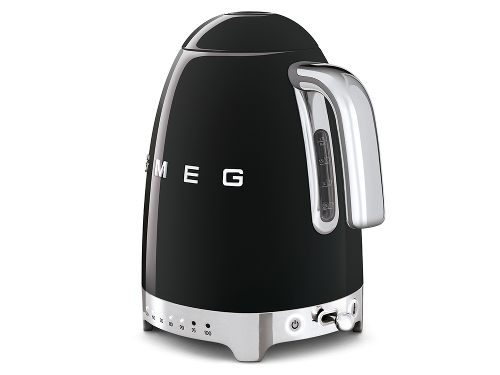 Una tetera Smeg negra con asa y base cromadas.