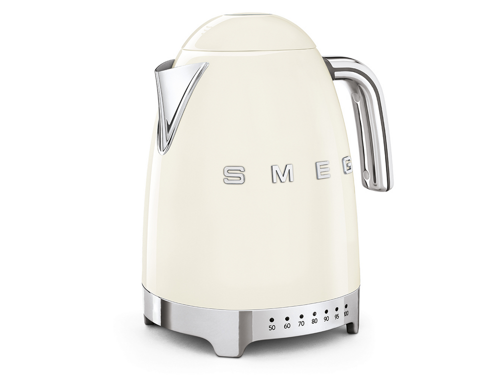 Una tetera Smeg color crema con asa y base plateadas, sobre un fondo blanco.