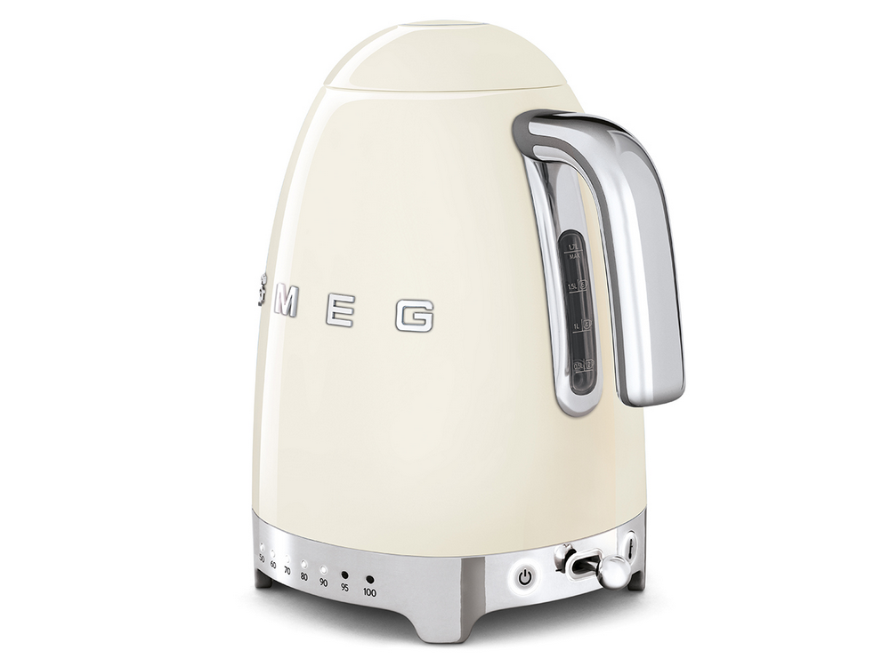 Una tetera beige. Tiene un asa cromada y un indicador de temperatura. La base tiene ajustes de temperatura.