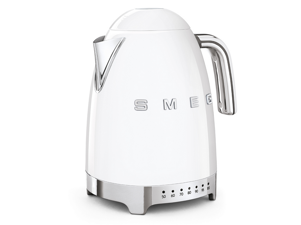 Un hervidor blanco SMEG con asa plateada y dial de temperatura.