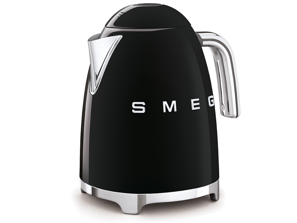 Hervidor SMEG negro. Detalles plateados. Fondo blanco. Asa en el lado derecho.
