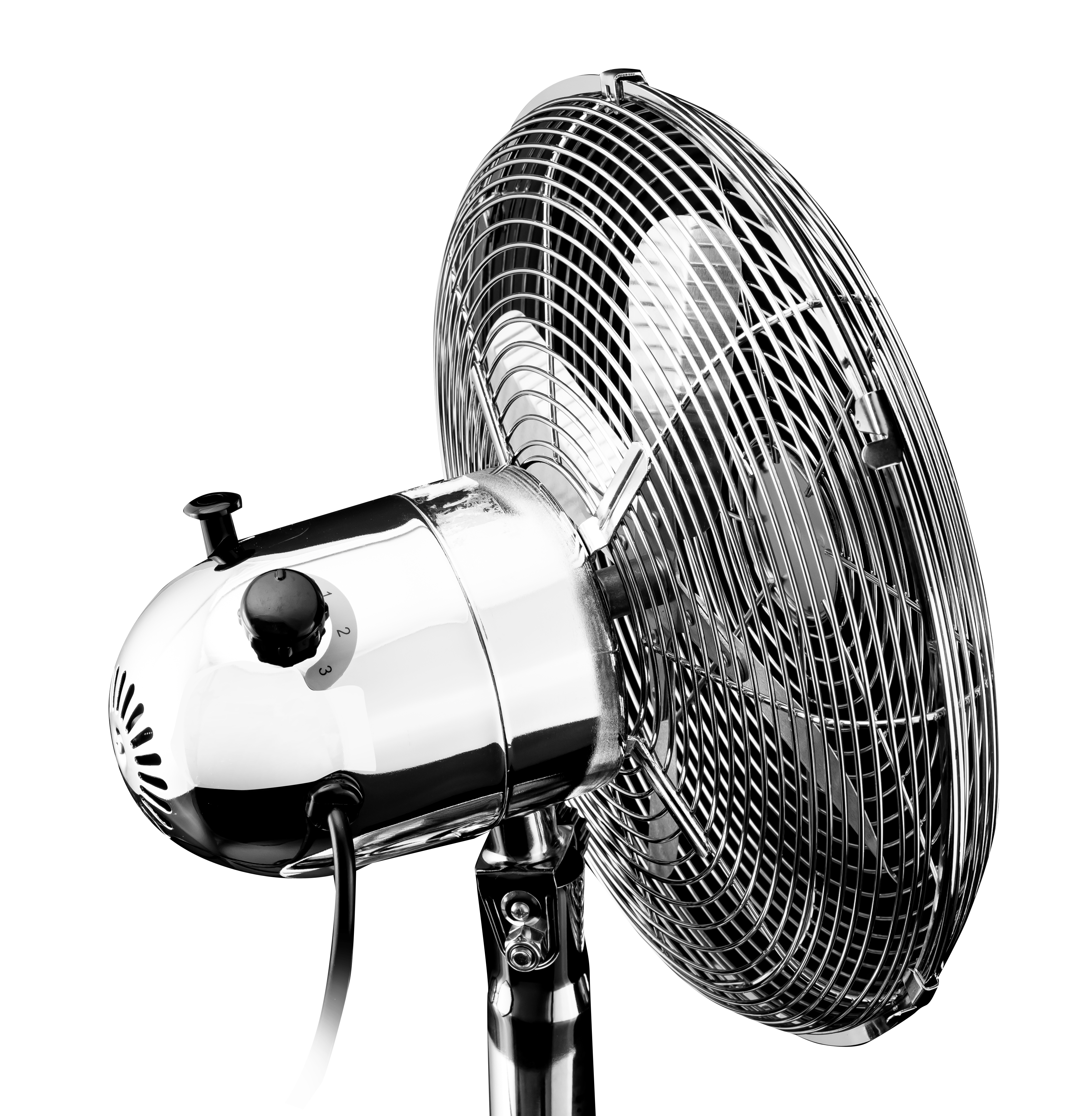 Króm ventilátor fekete háttérrel. Szögletes nézet.