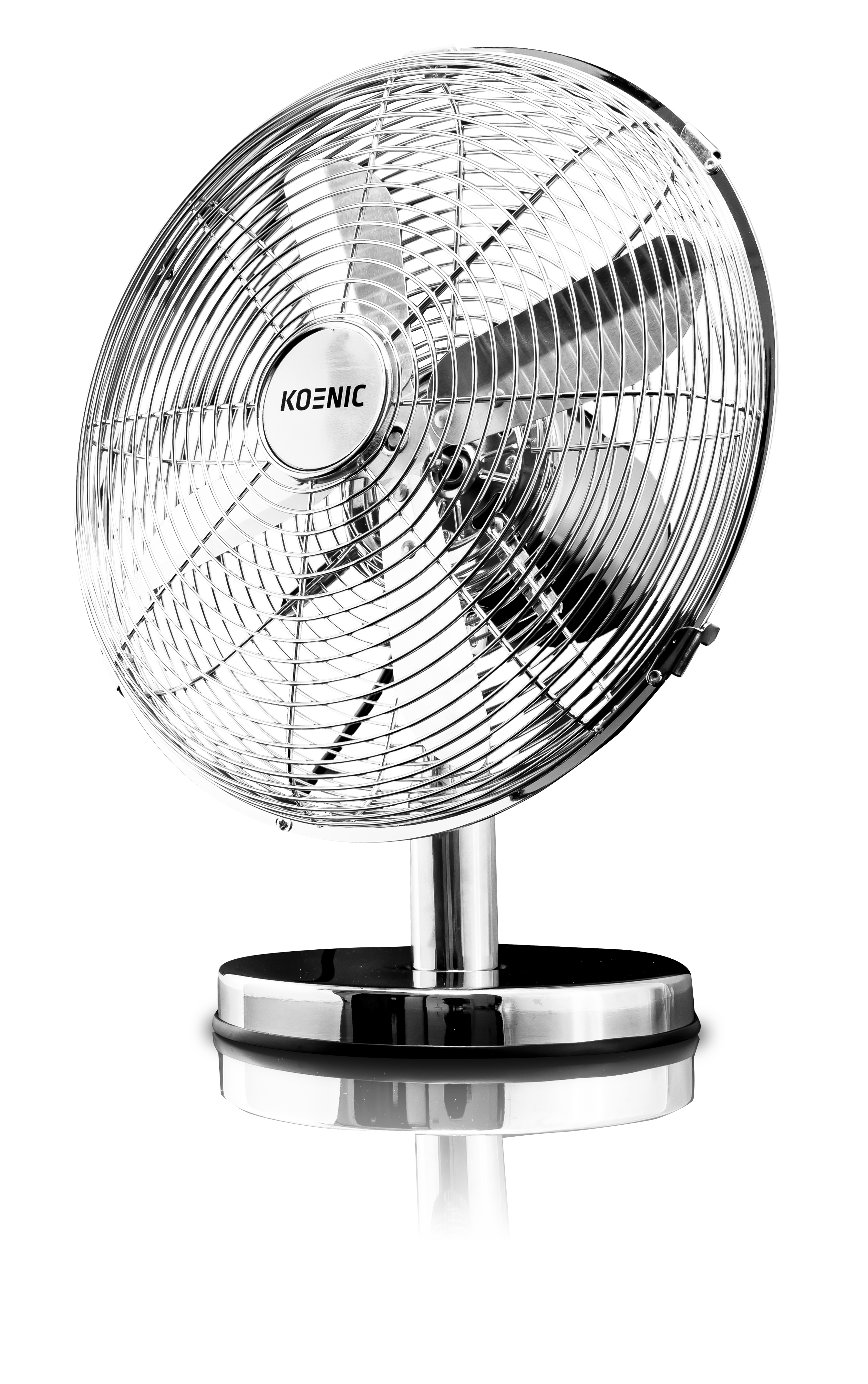Króm elektromos ventilátor három pengével fekete háttér előtt, felfelé fordítva.