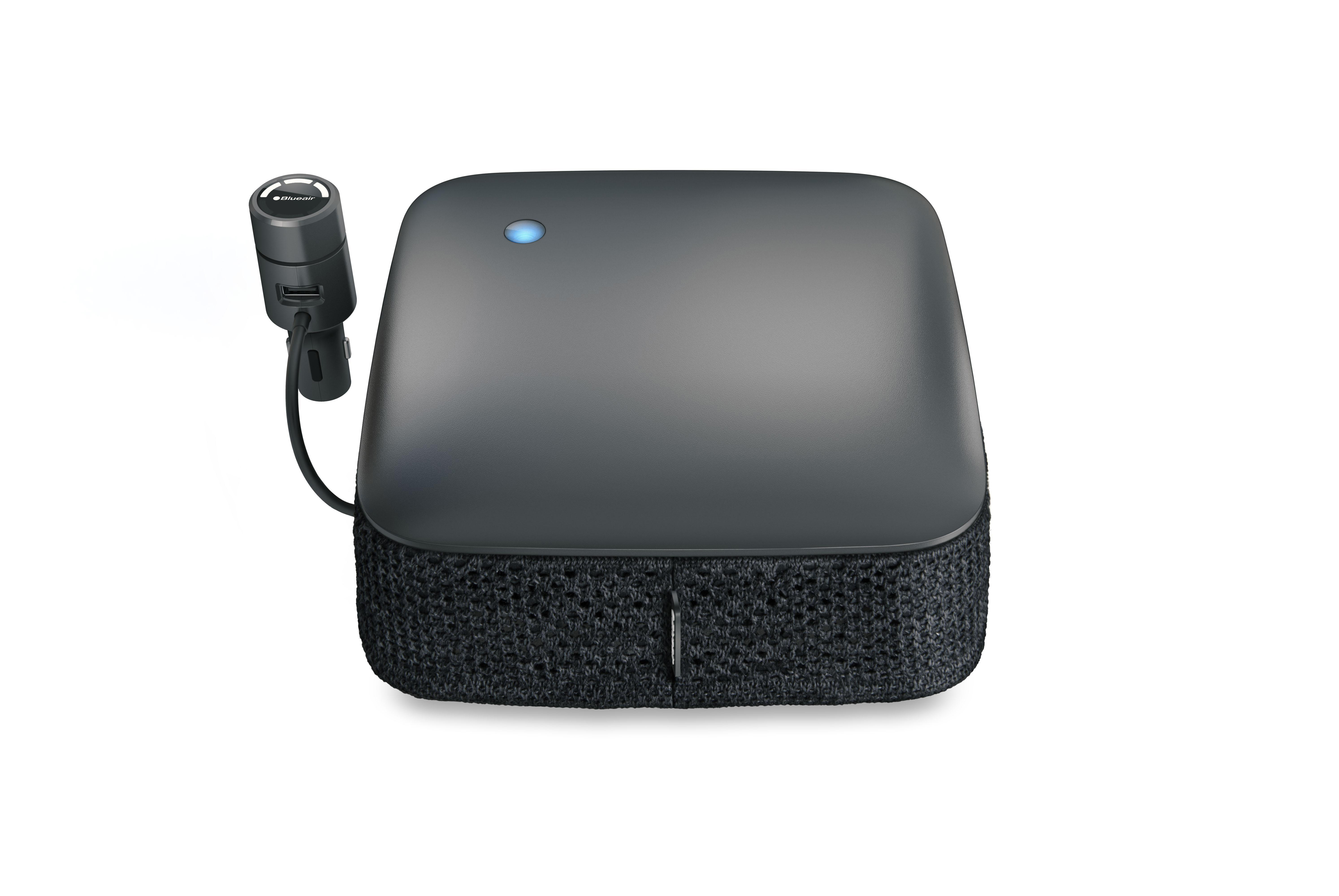 Schwarzer Luftreiniger mit schwarzem Filter. Ein kleiner USB-Anschluss ist oben befestigt.