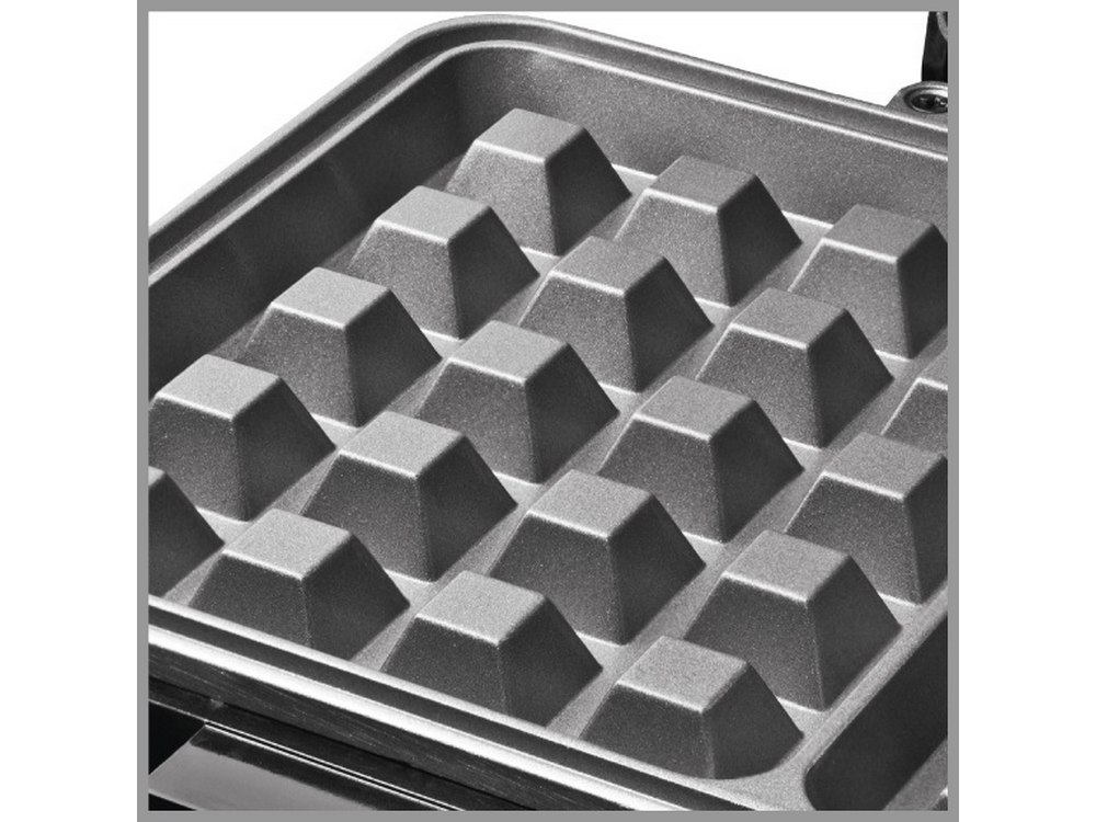 Primer plano del interior de una gofrera. Patrón geométrico gris visible, con diseño cuadrado.