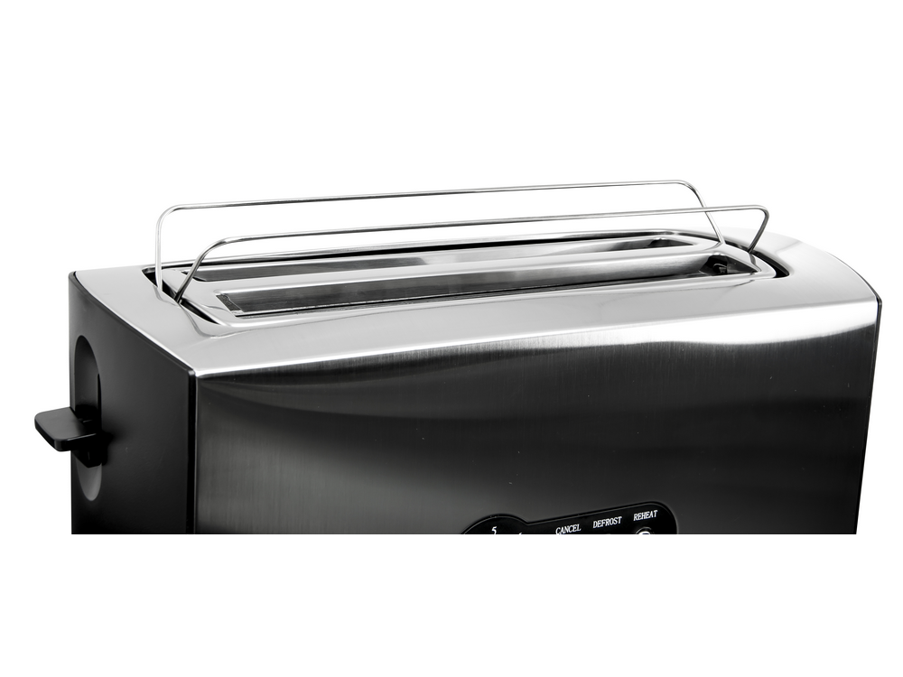 Primer plano de una tostadora de acero inoxidable con un elemento calefactor.